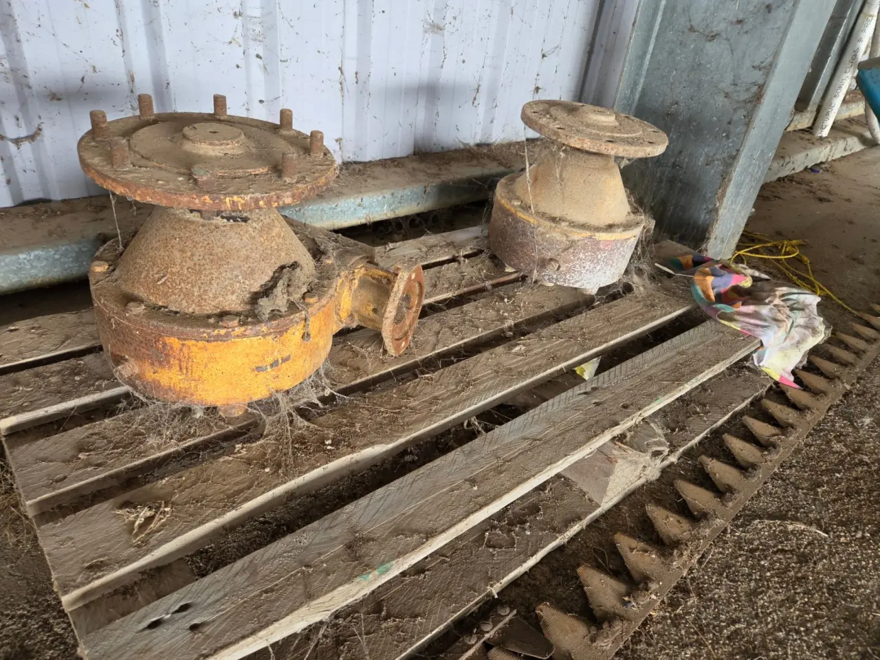 2x H/duty Geared Gate Valve Openers - photo 2