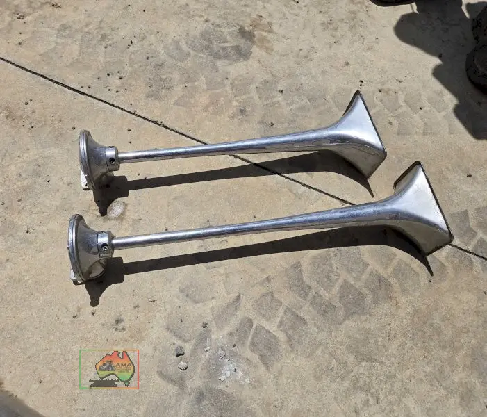 Pair of Truck Air Horns - photo 1