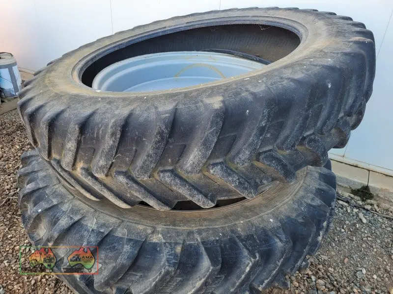 2x Row-crop Tractor Tyres & Rims - photo 1