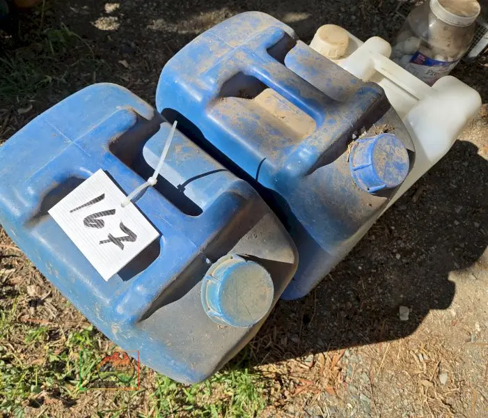 3x Plastic Fuel Jerry Cans - photo 2