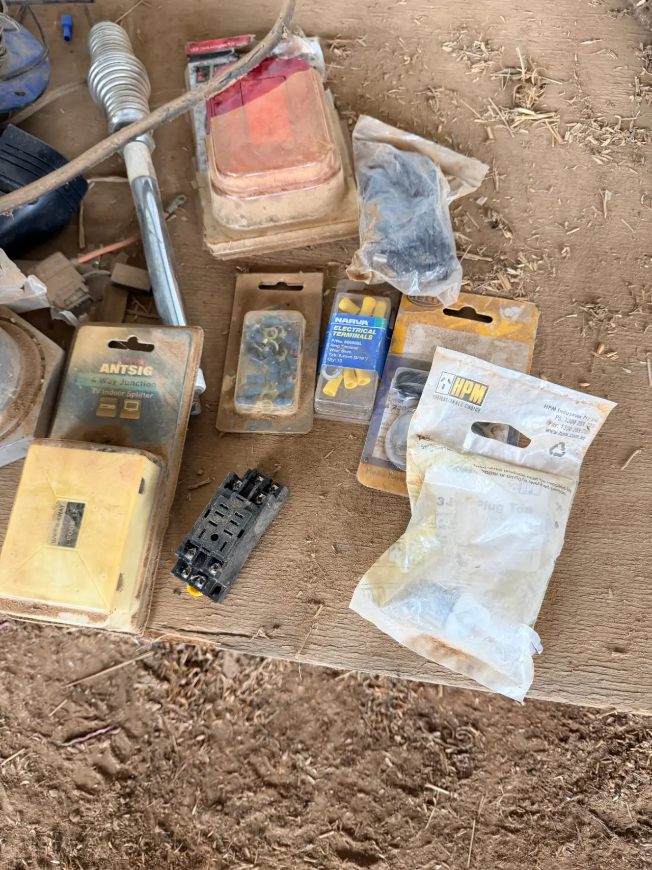 Assorted auto electrical items - photo 1