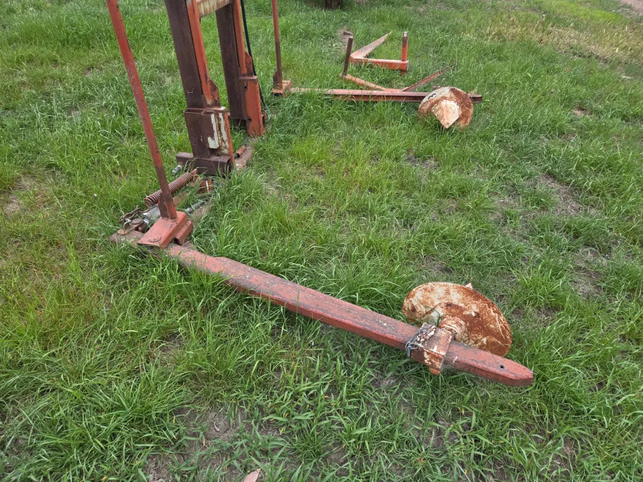 Used - 3pl Hay Roll-out Grab - photo 2