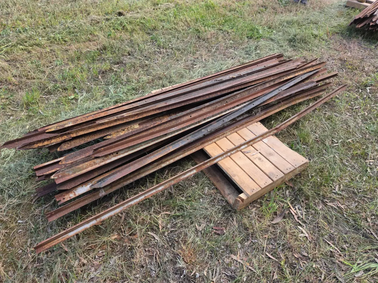 Used - 40x 6-8ft Steel Posts - photo 4