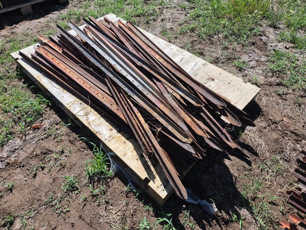Used - Pallet (E) of 40 Used Star Posts - photo 3