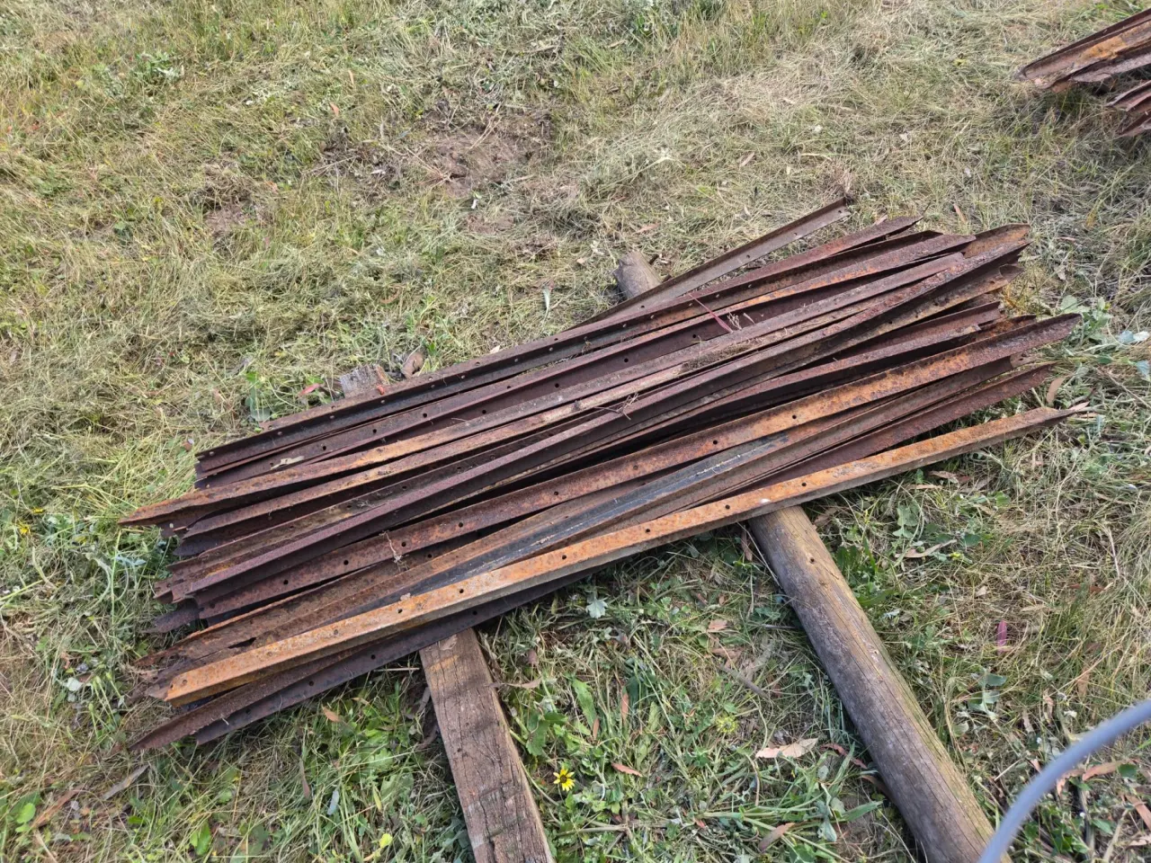 Used - 40x 1650mm Steel Posts - photo 3
