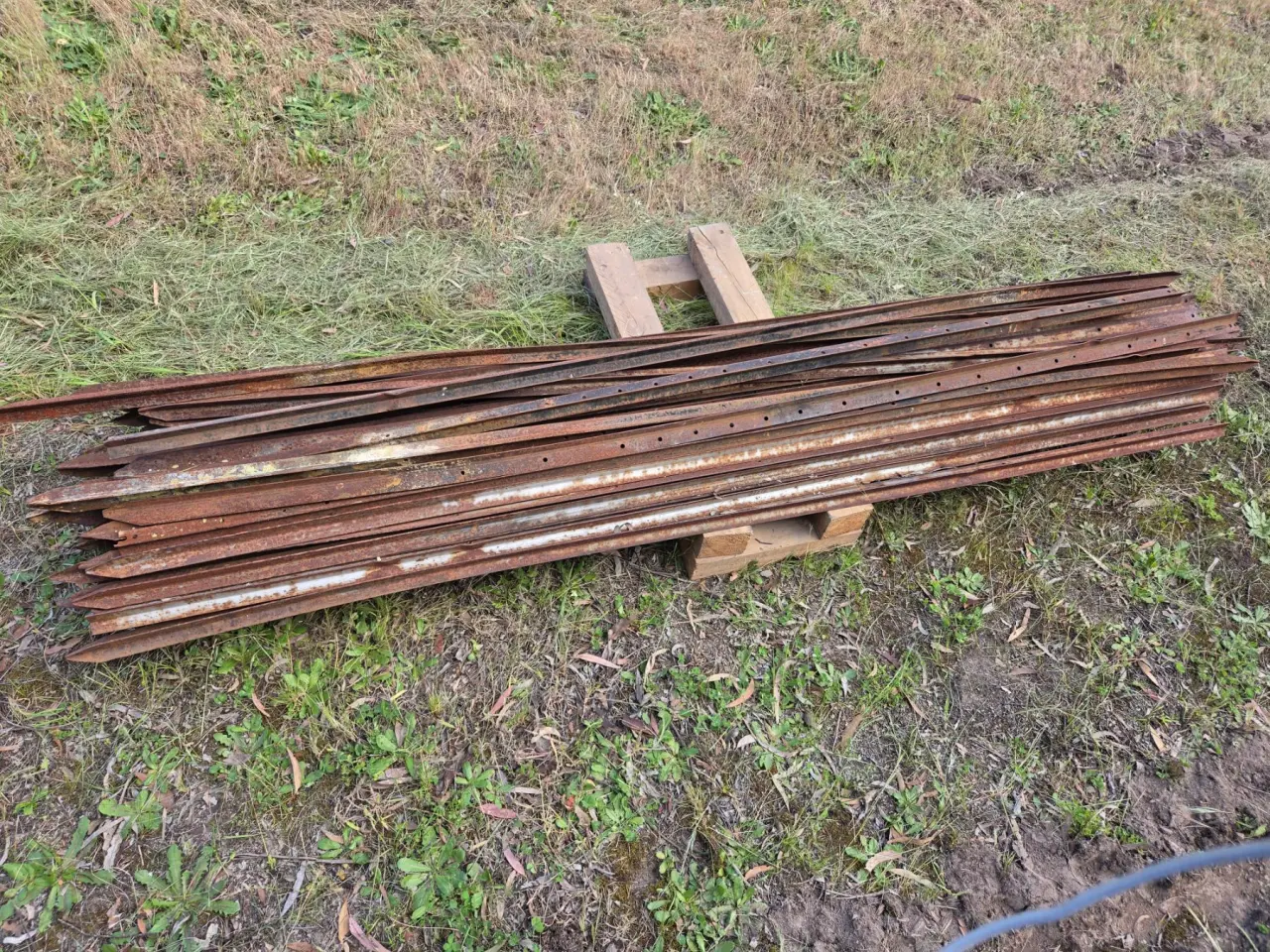 Used - 46x 8ft Steel Posts - photo 2