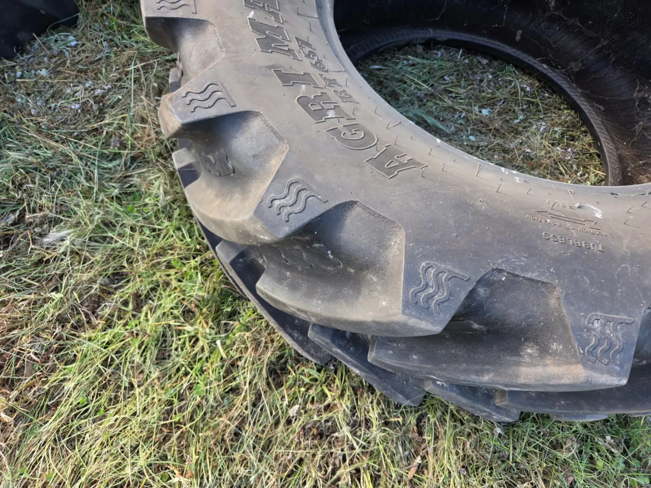 Used - BKT AgriMax 480/65R28 Tractor Tyre - photo 4