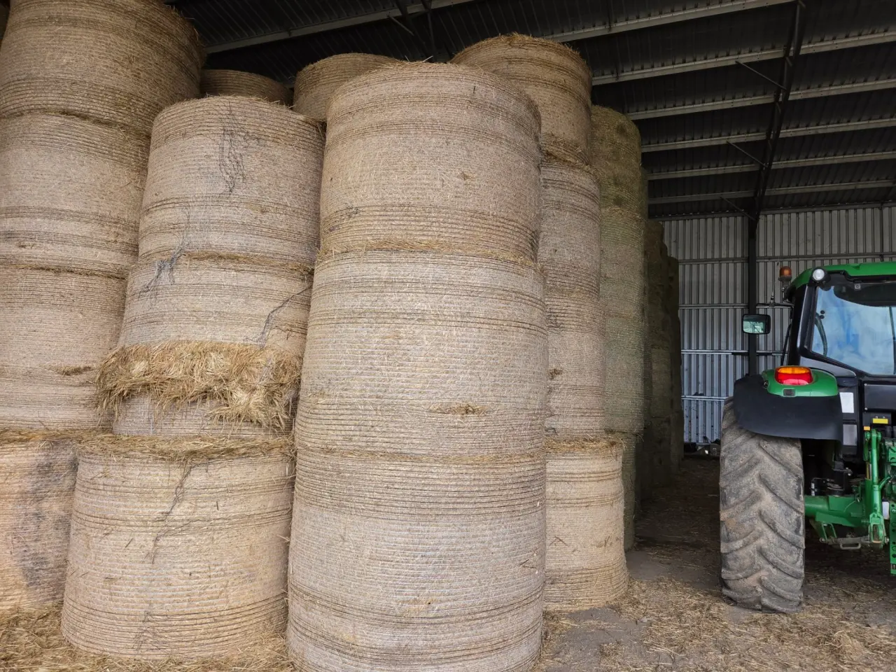 5x4 Rolls of Quality Wheaten Hay - photo 3