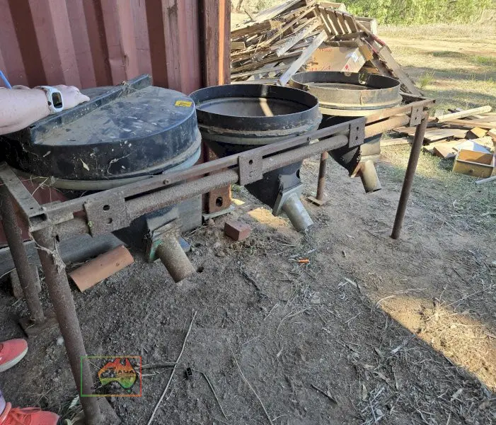 3 Bin Grain Feed Table - photo 2
