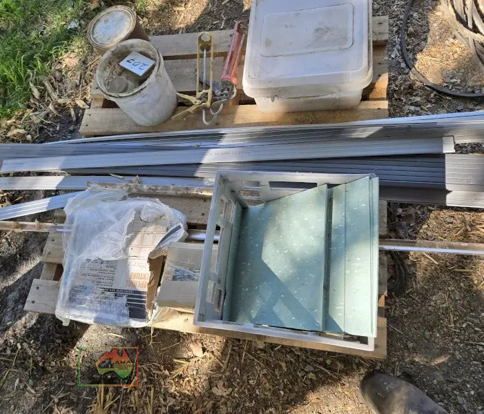 Pallet of Vinyl & Ceramic Tiles + Sundries - photo 4