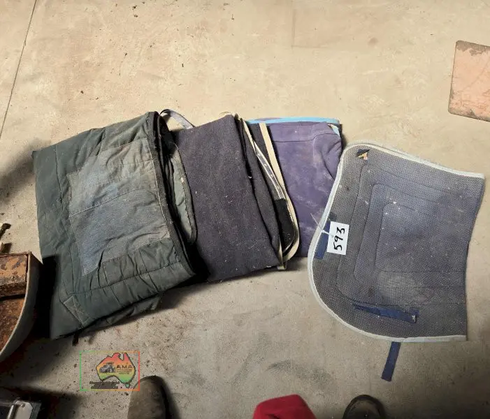 Saddle Cloth & 3x Horse Rugs - photo 1