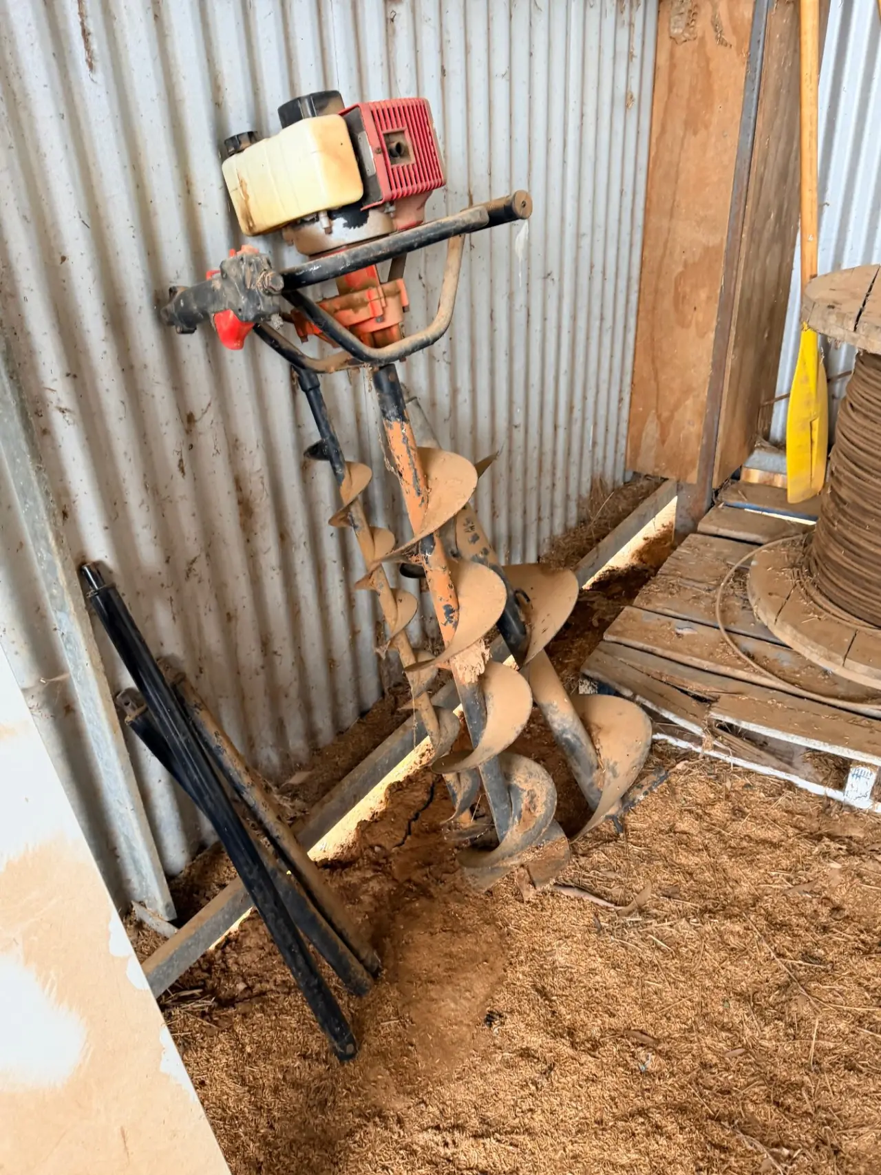 Giantz post hole digger with extensions and various auger sizes - photo 1