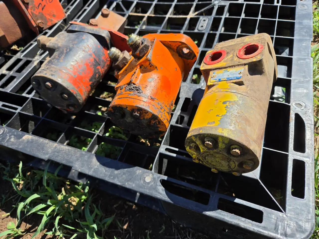 Used - 3x Hydraulic Drive Motors - photo 1