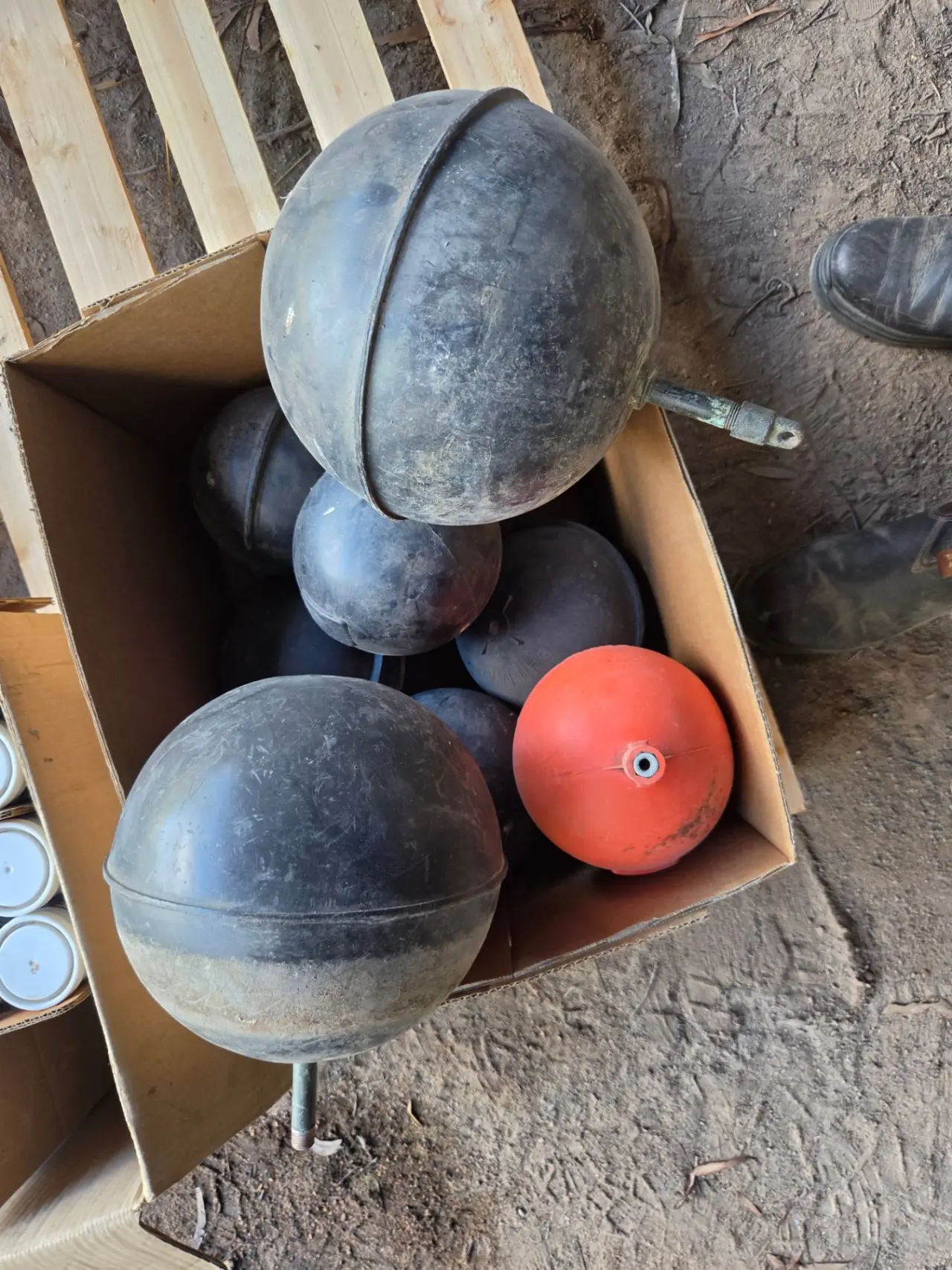 Used - 9x Poly Trough Floats - photo 3