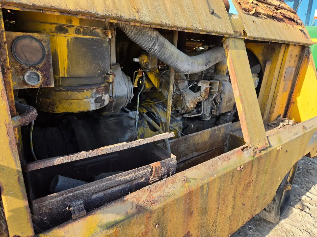 2x Industrial Compressors with 471 GM - photo 10