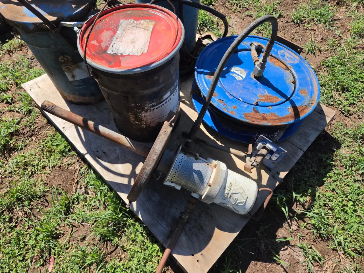 Used - Pneumatic Grease Gun with Retractable Reel - photo 1