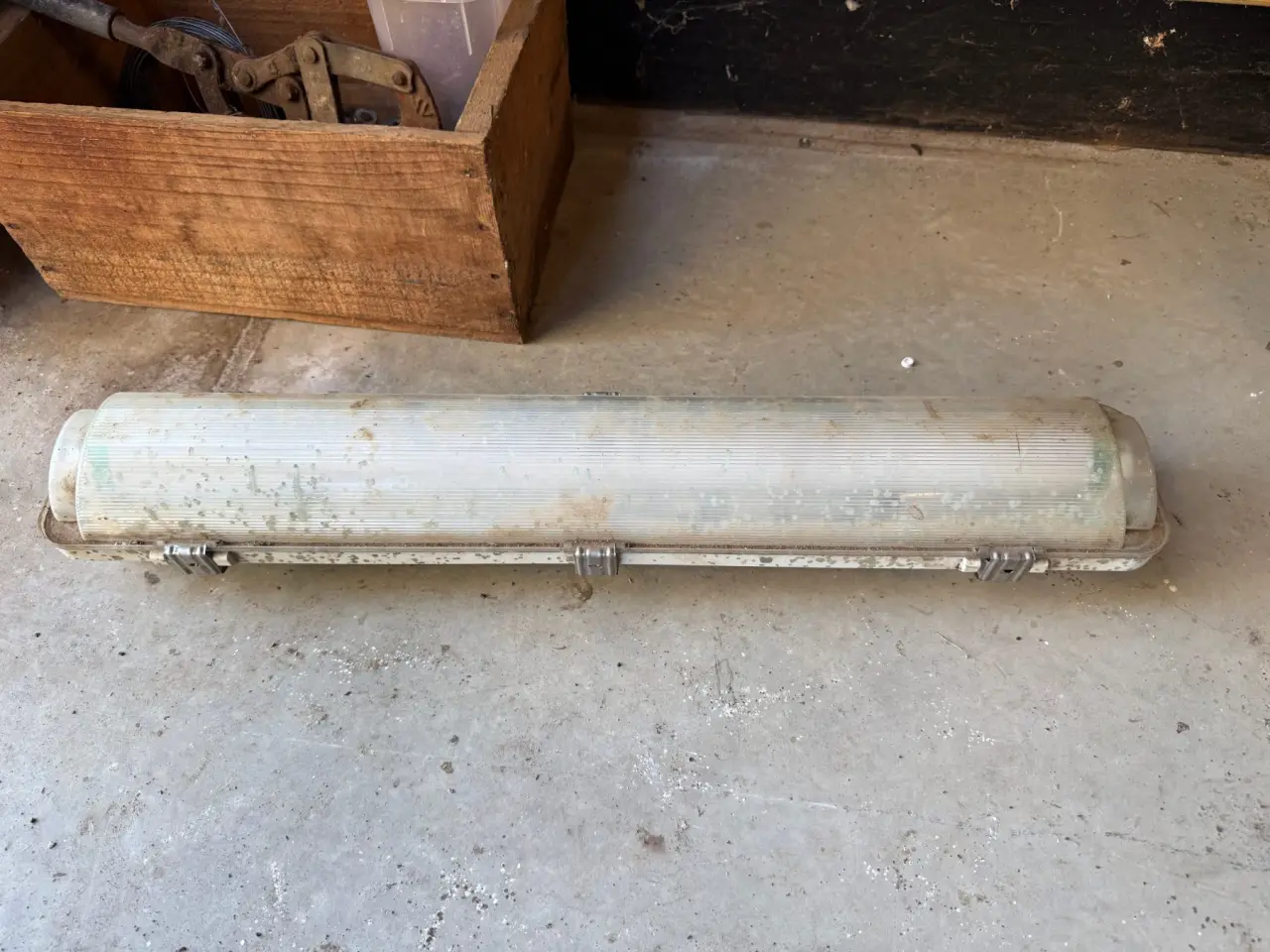 Weather proof light batten - photo 1