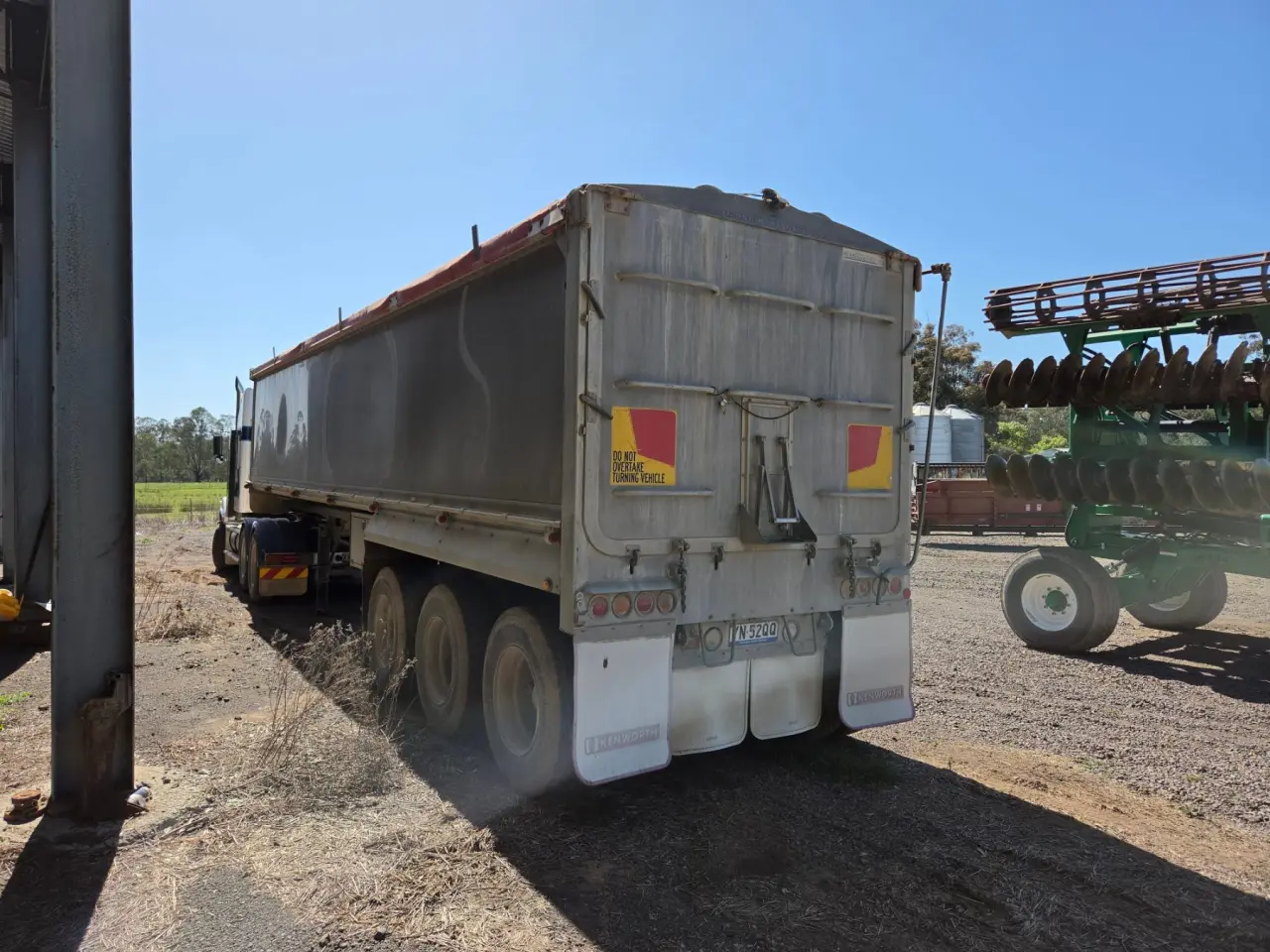 2005 Kenworth T404 with 2001 Sloanebuilt Tri-axle Grain Tipper - photo 5