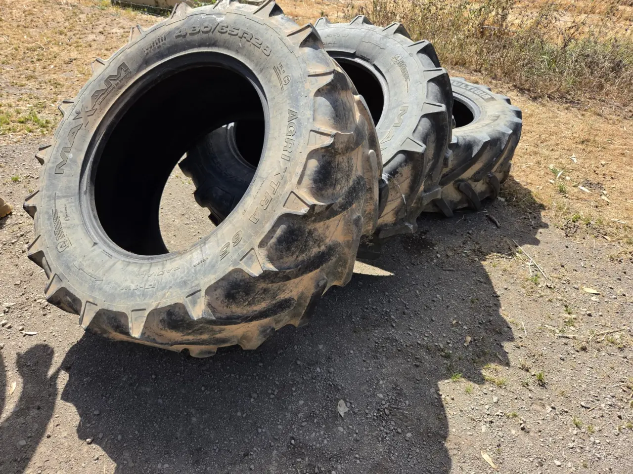 Used - 3x Tractor Tyres 480/65R28 - photo 3