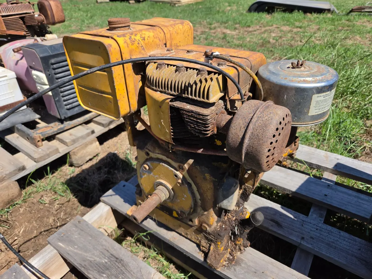 Used - 10 Hp I/C Briggs Petrol Engine - photo 2
