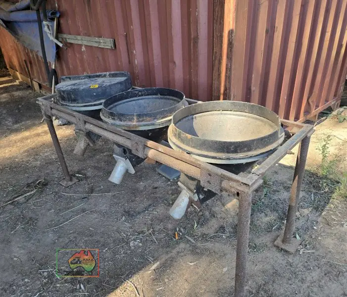 3 Bin Grain Feed Table - photo 1