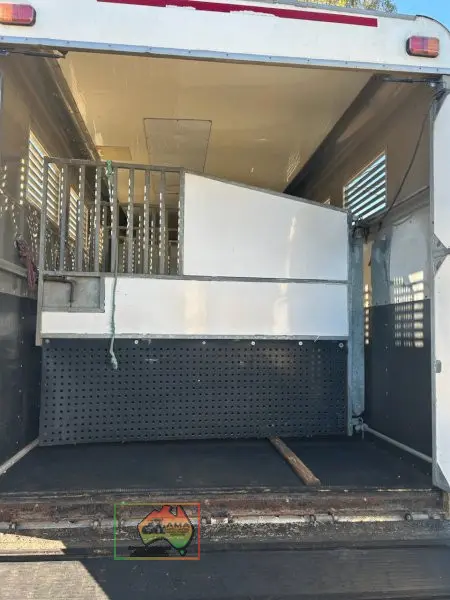 2012 Isuzu FSR-850 Horse Transport Truck - photo 15