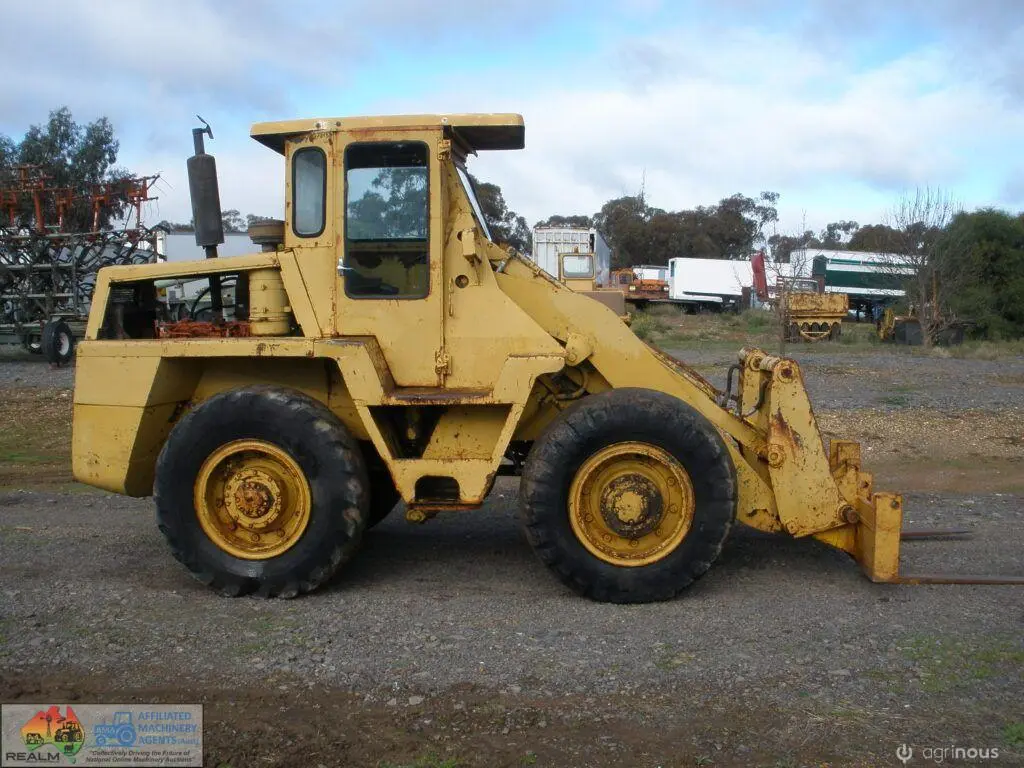 Clark 4×4 Loader with Forks - photo 2