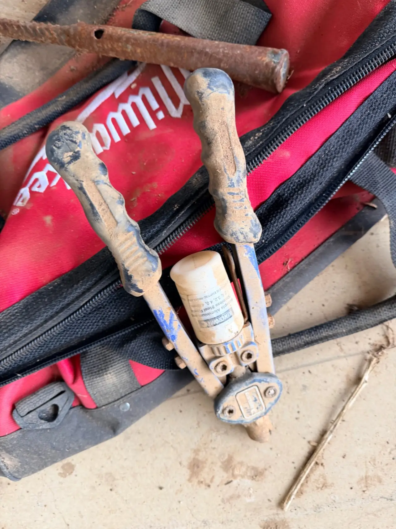 Old wire cutter, rivet gun w/ Milwalkee tool bag - photo 2