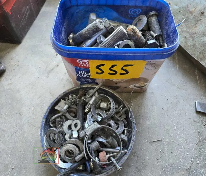 Tub of assorted bolts and washers - photo 2