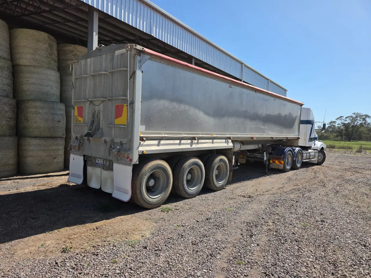 2005 Kenworth T404 with 2001 Sloanebuilt Tri-axle Grain Tipper - photo 4