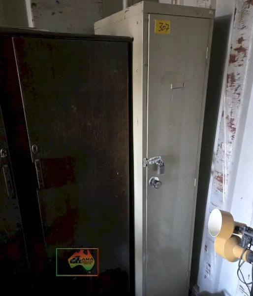 Steel cabinet and padlock - photo 2