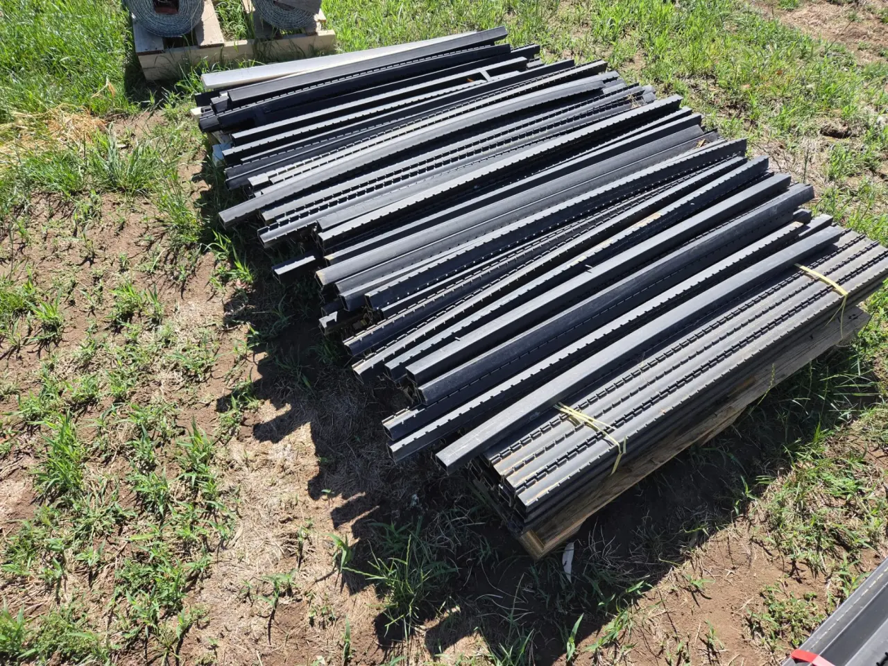 Used - Pallet (C) of Electric Fence Poly Droppers - photo 3