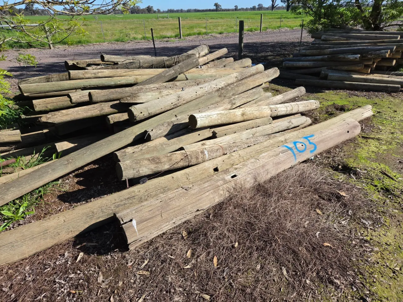 105x Assorted Pine Fence Posts - photo 1