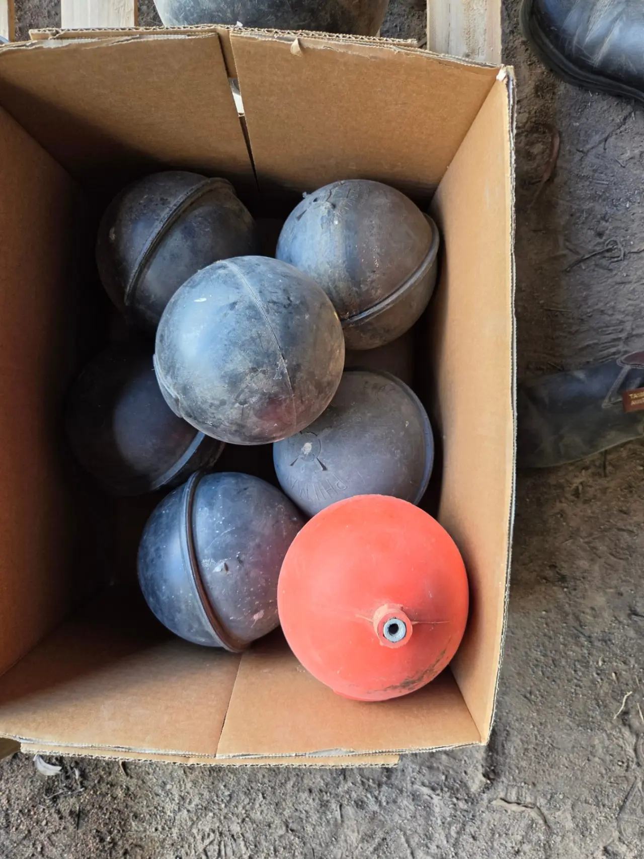 Used - 9x Poly Trough Floats - photo 2
