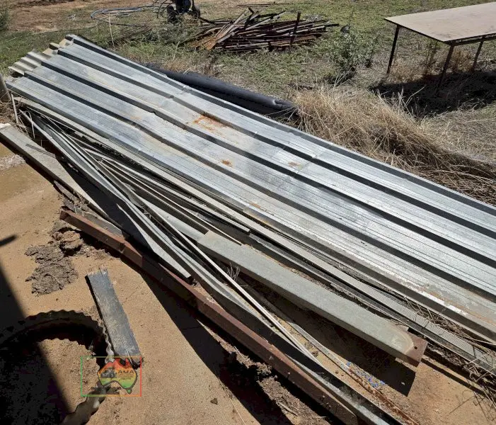 Assorted roofing iron sheets - photo 1
