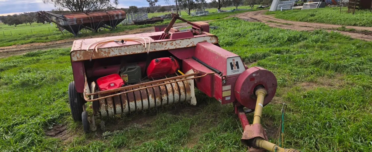 International 440T Small Square Baler - photo 4