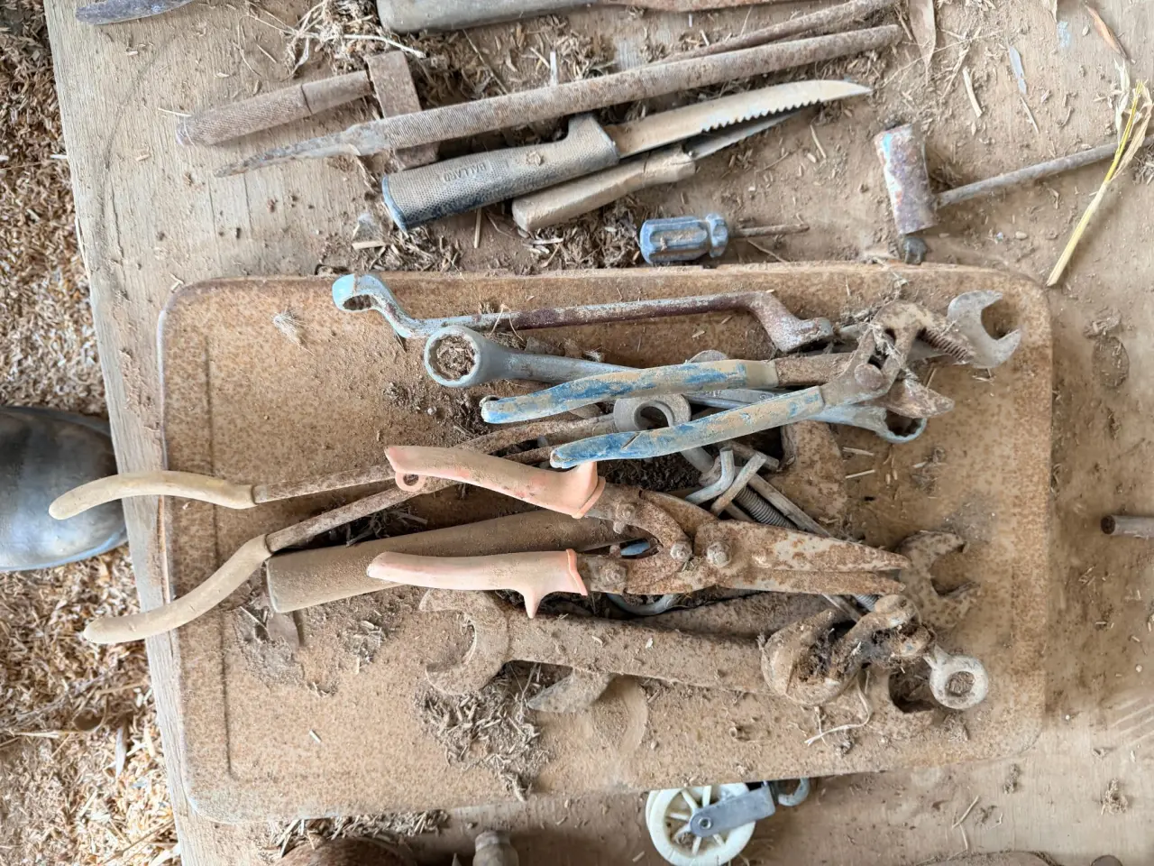 Pile of assorted old tools - photo 2