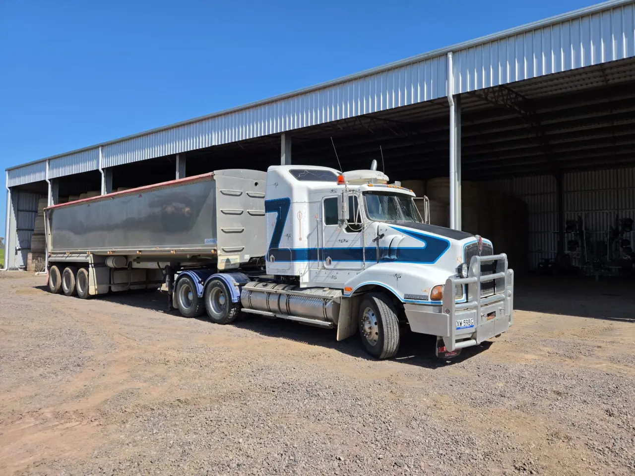 2005 Kenworth T404 with 2001 Sloanebuilt Tri-axle Grain Tipper - photo 3