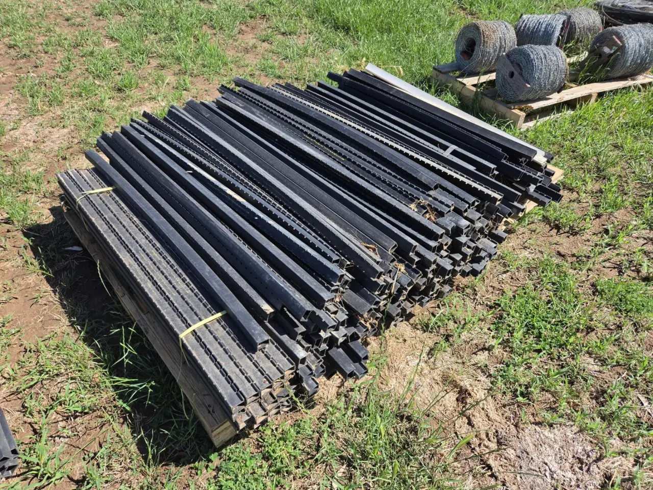 Used - Pallet (C) of Electric Fence Poly Droppers - photo 4