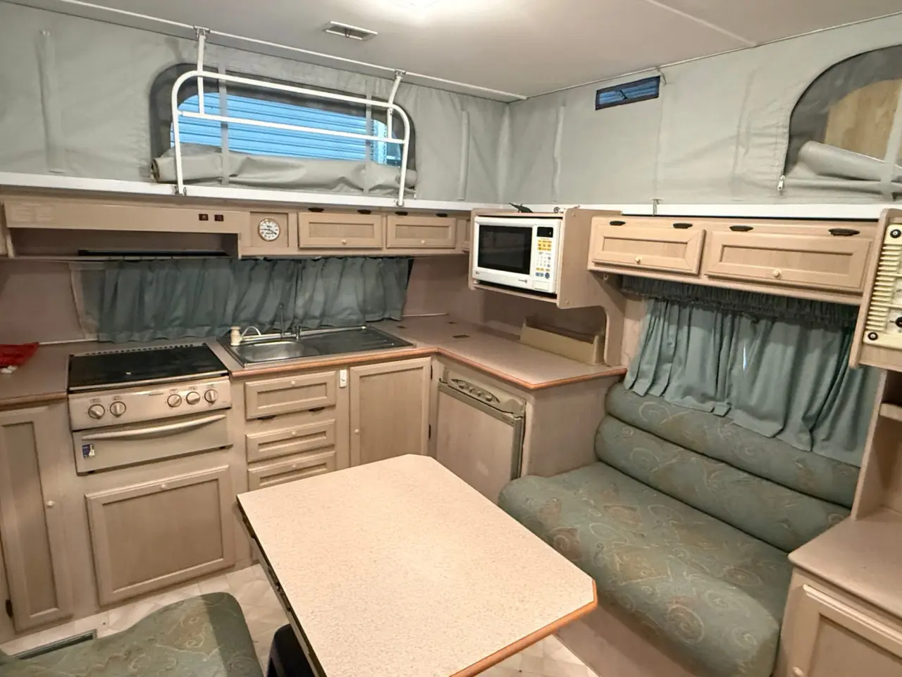 2000 18' Jayco Freedom pop top caravan with awning - photo 5