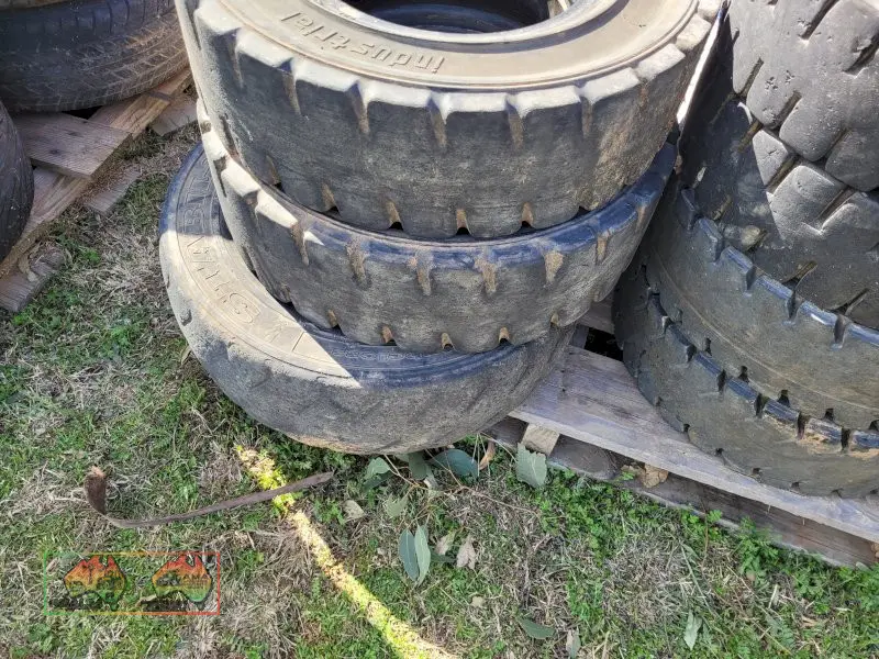 2x 12" Solid Forklift Tyres (Kyabram Vic.) - photo 3