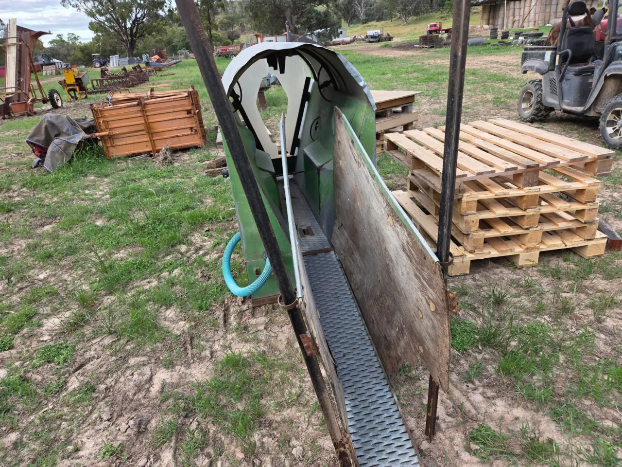 Used - Enclosed Sheep Jetting race - photo 5