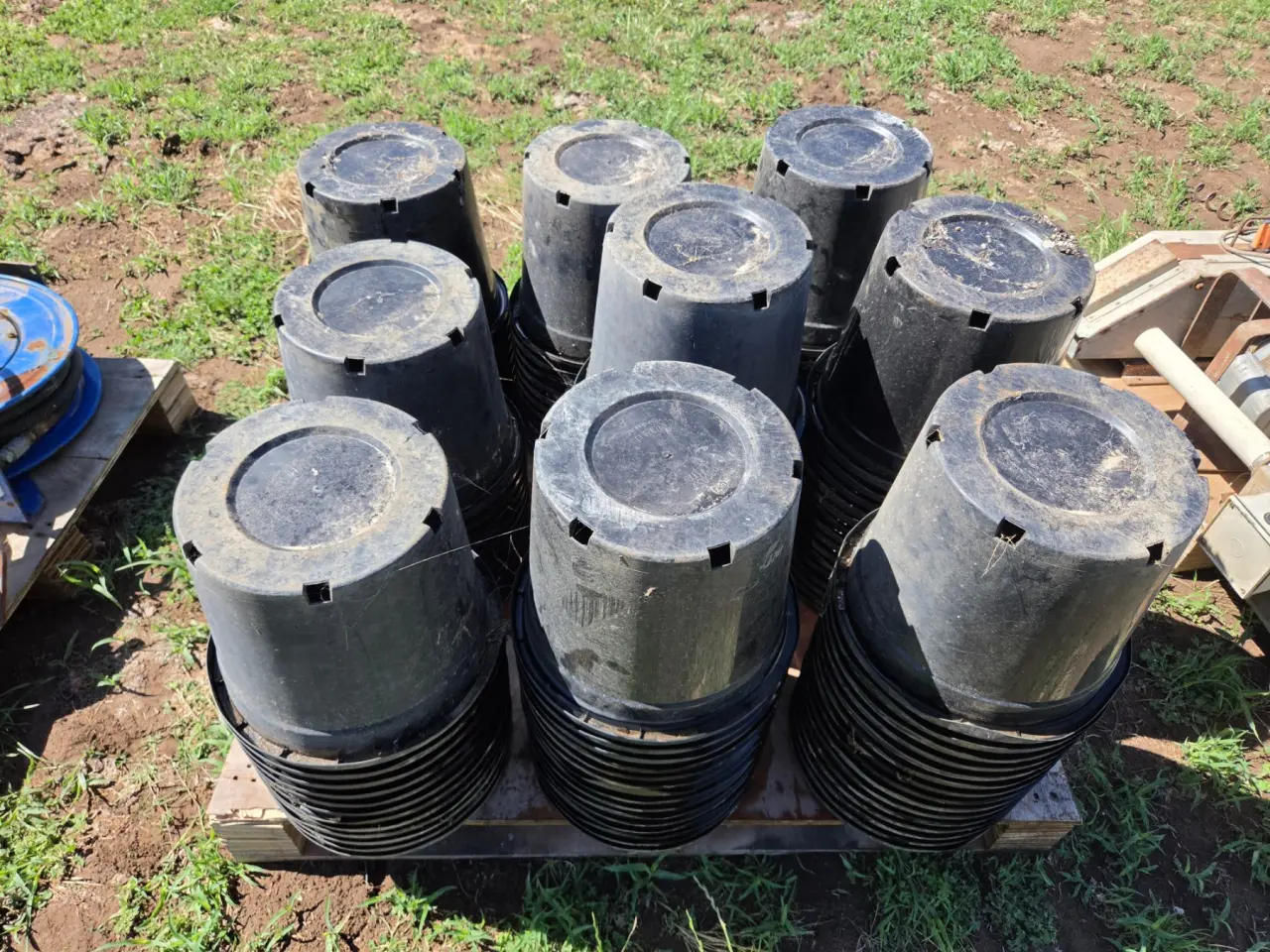 Used - Pallet of Poly 14 Ltr Plant Pots - photo 3