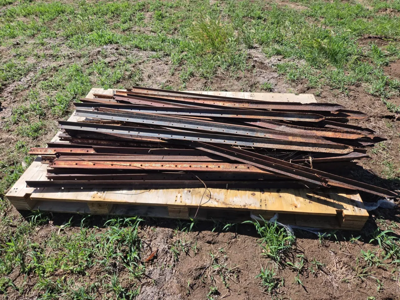 Used - Pallet (E) of 40 Used Star Posts - photo 2