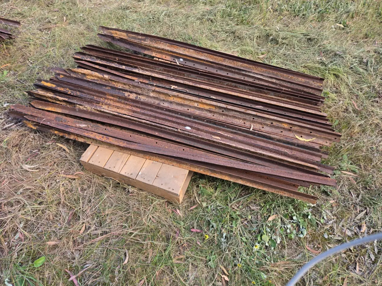 Used - 40x 1650mm Steel Posts - photo 2
