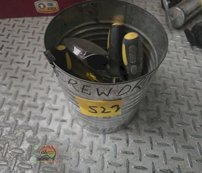 Tin of assorted screwdrivers including right angled screwdrivers - photo 2