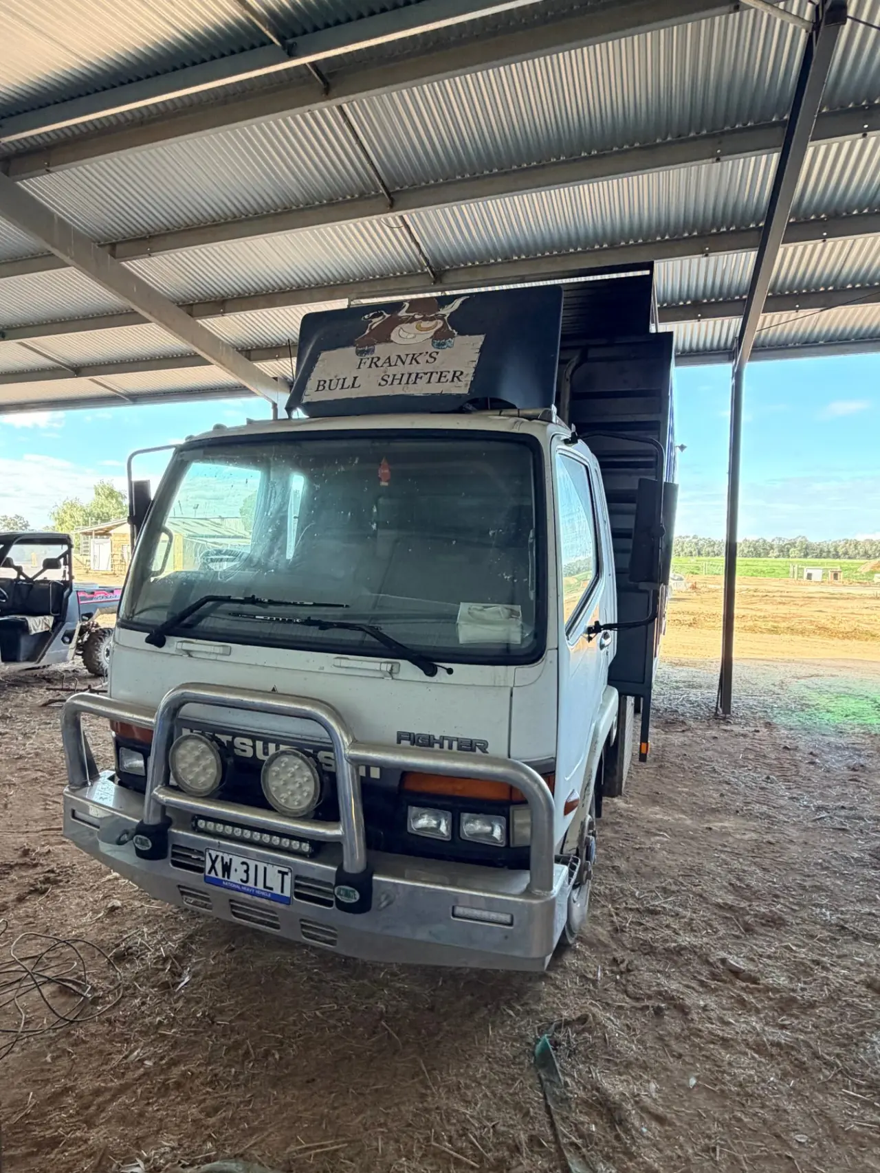 2002 Mitsubishi Fighter 600 Horse transport truck & camper - photo 2