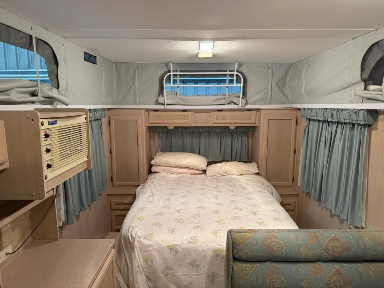 2000 18' Jayco Freedom pop top caravan with awning - photo 3