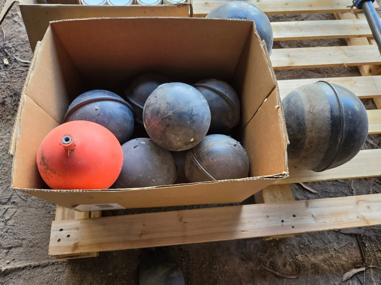Used - 9x Poly Trough Floats - photo 1
