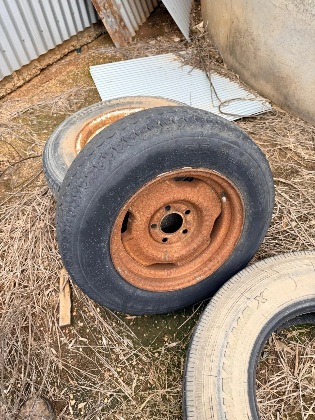 3 light truck rims and tyres - photo 1